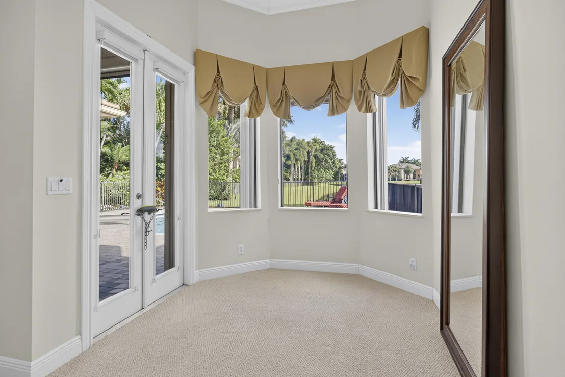 Photo of 10715 Versailles Boulevard