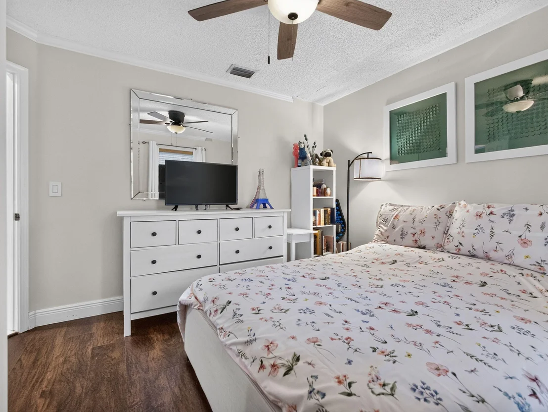 Photo of 832 WATERVIEW Drive