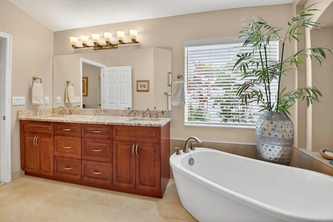 Photo of 523 Canoe Point
