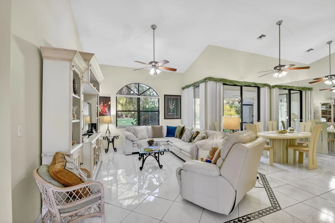 Photo of 7147 Le Chalet Boulevard