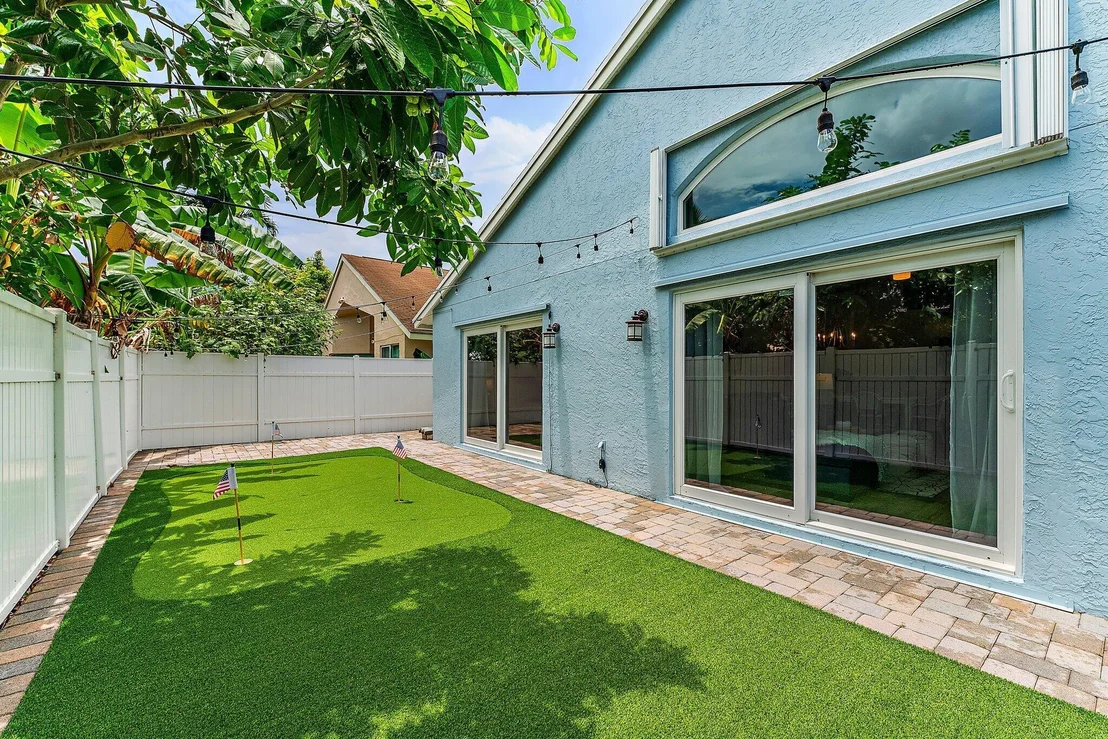 Photo of 6310 Leslie Street