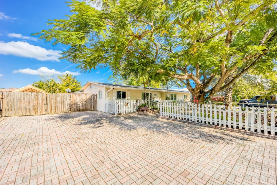 Photo of 2475 SW Hideaway Lane