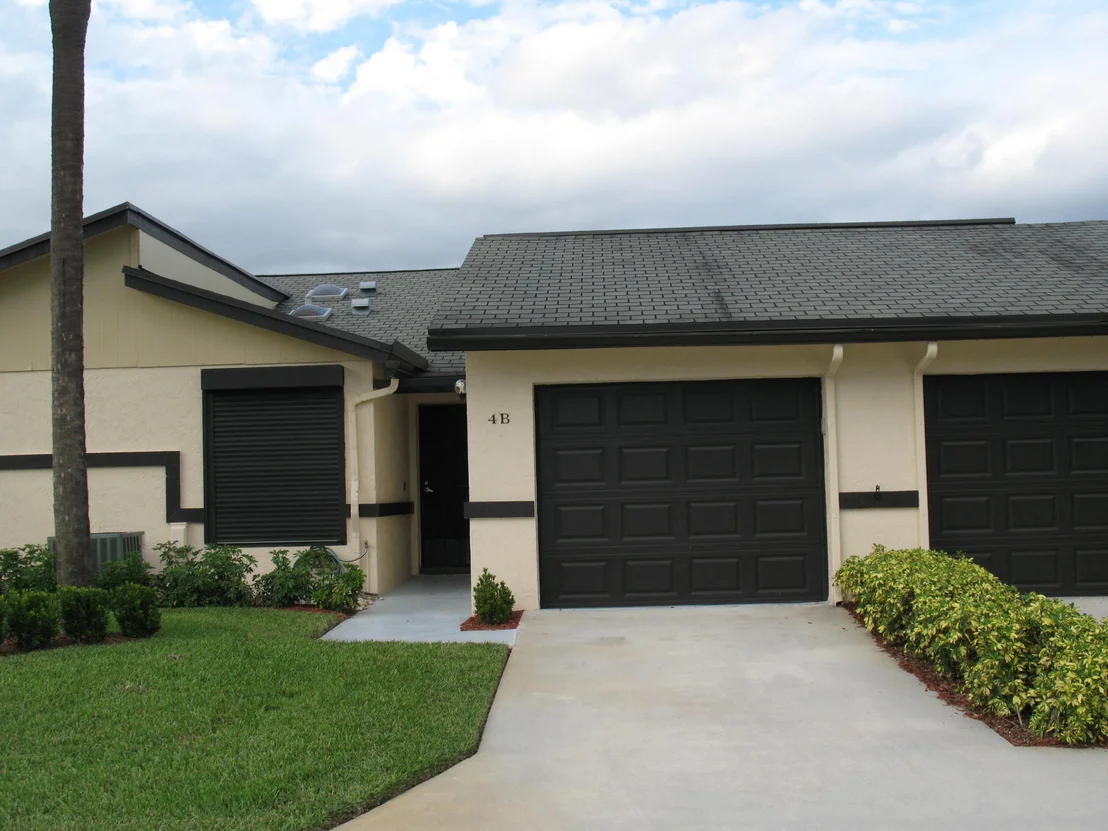 Photo of Unit B at 4 Ridgepointe Drive