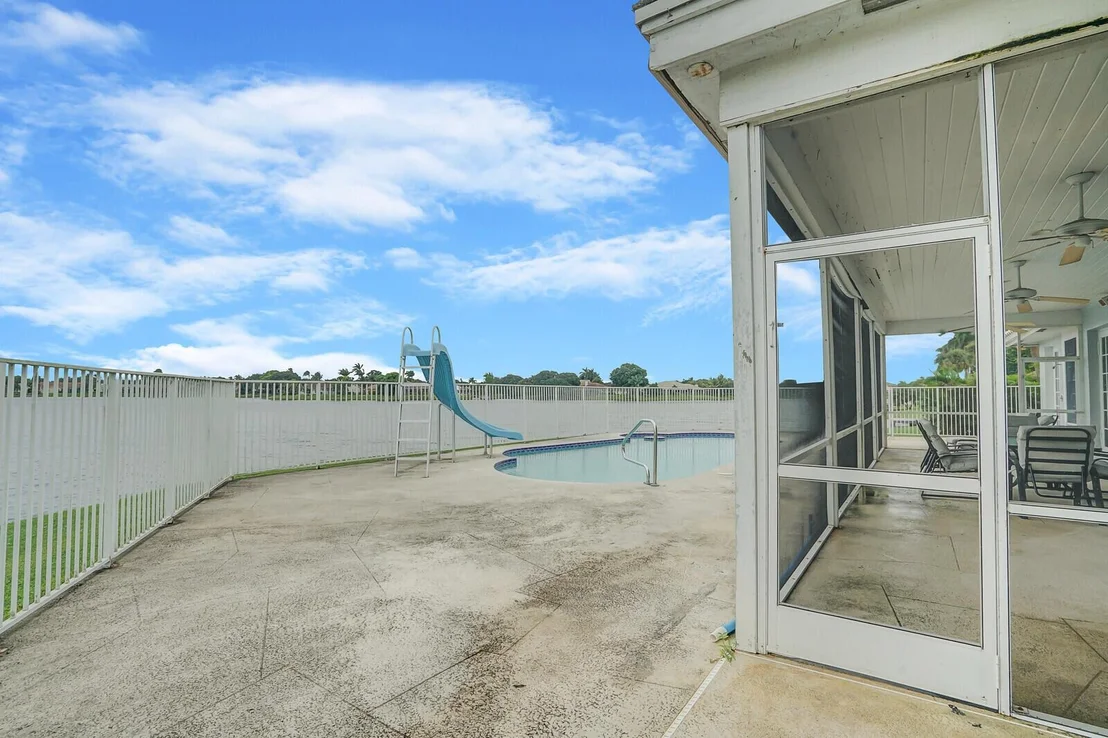 Photo of 2000 Henley Place