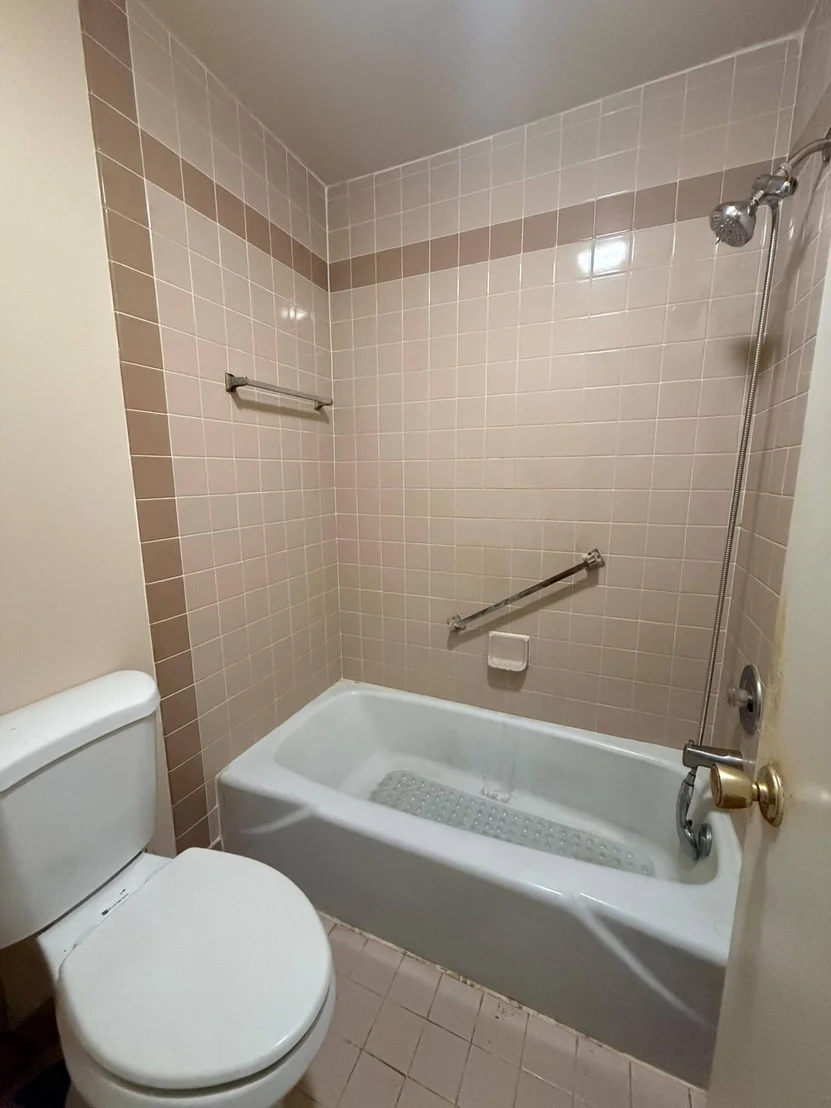 Photo of Unit B at 1052 North Drive