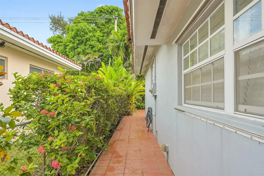 Photo of 1401 Red Road