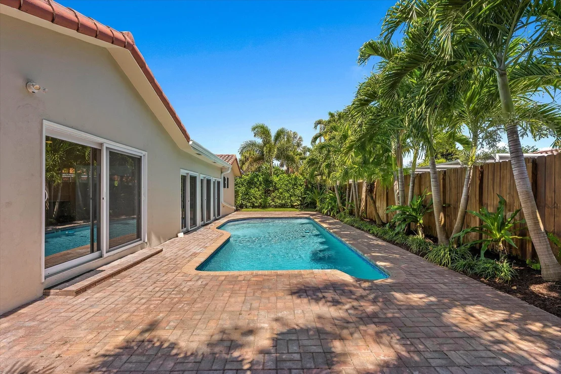 Photo of 884 NW 6th Drive