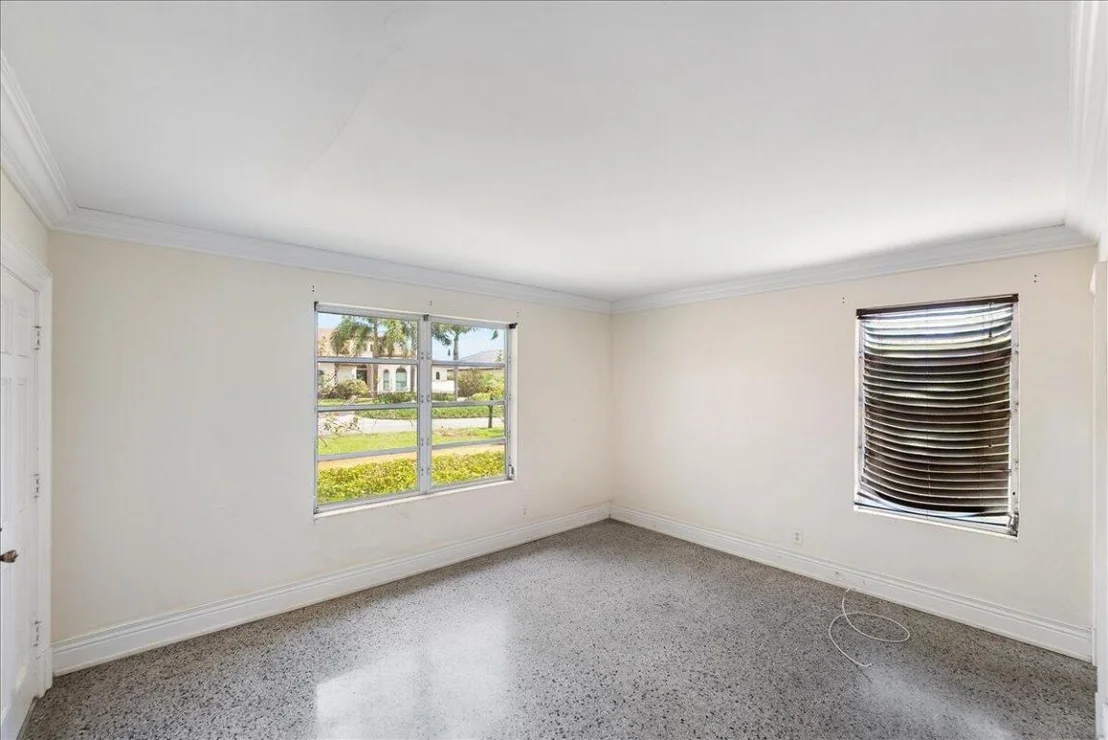 Photo of 804 SE Riverside Drive