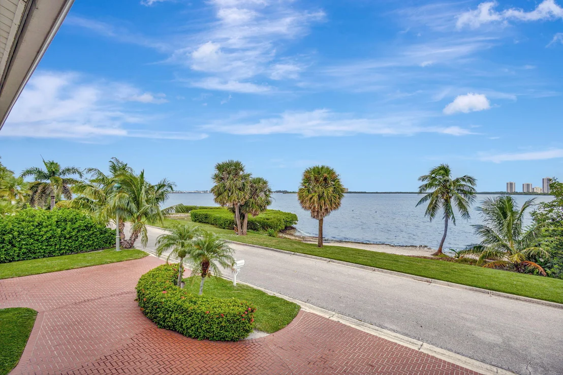 Photo of 1141 Pine Point Road