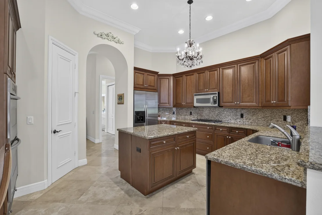 Photo of 10715 Versailles Boulevard