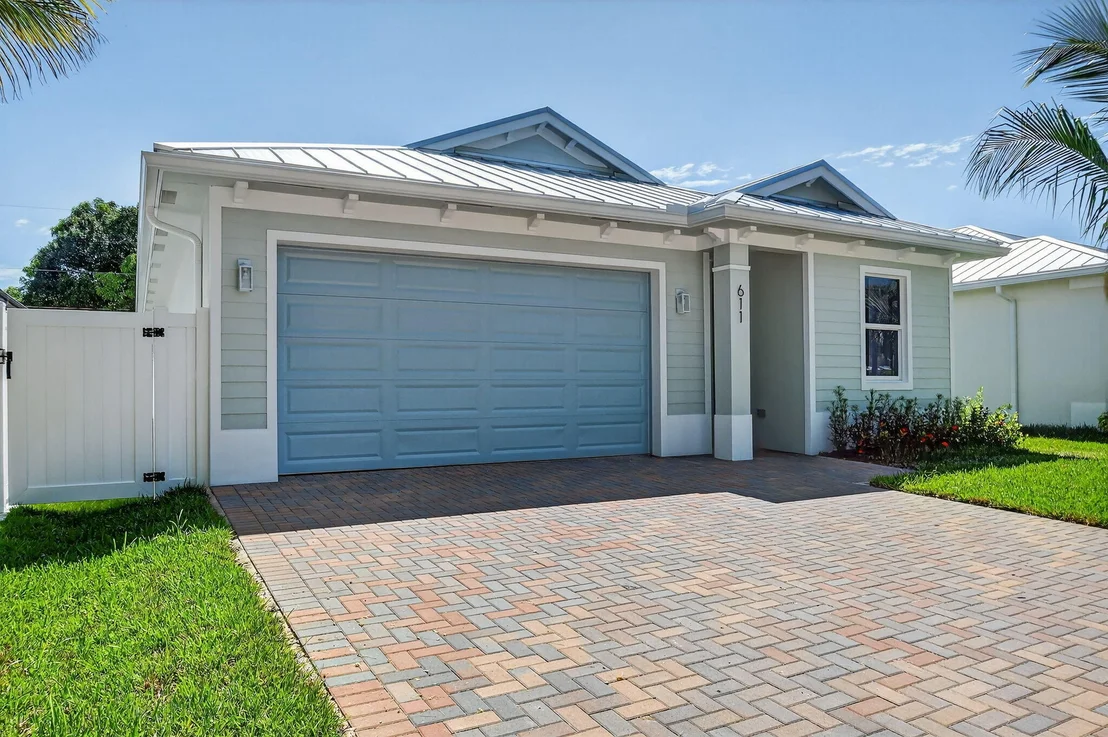 Photo of 611 N Loxahatchee Drive