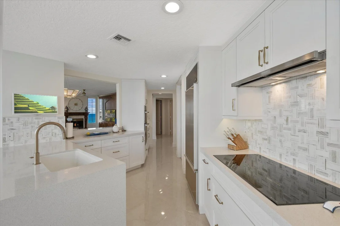 Photo of Unit PHO at 425 Beach Road