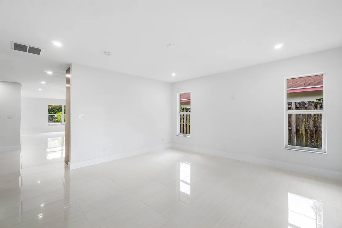 Photo of 4879 LINCOLN Road