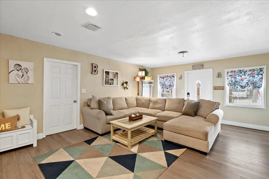 Photo of 237 W Browning Drive