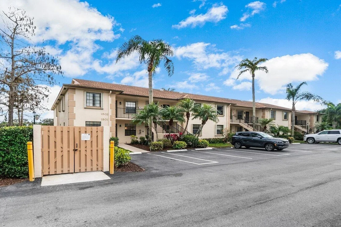 Photo of Unit A at 1501 Pinecrest Circle