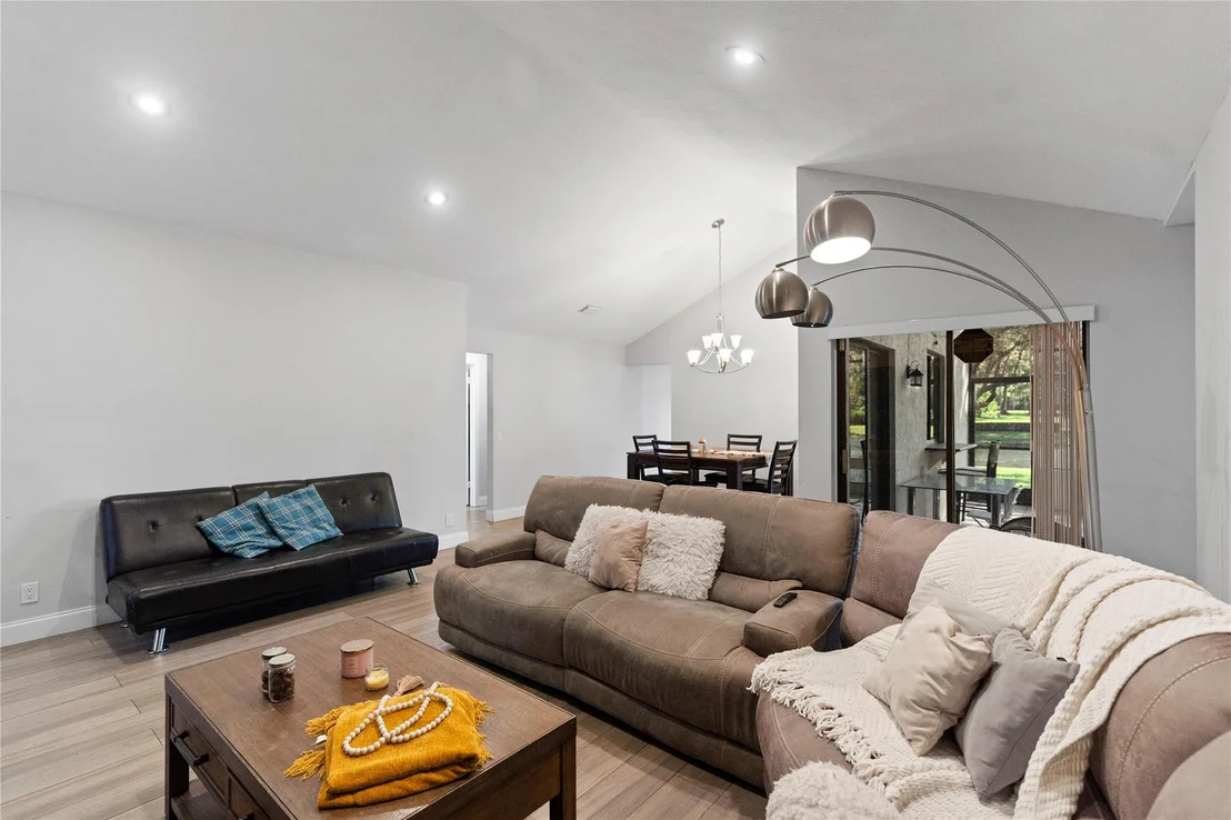 Photo of 2177 Montpeliar