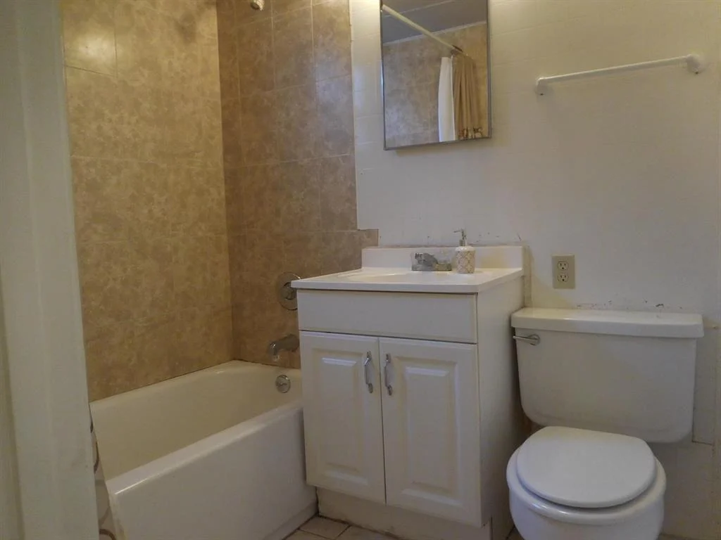 Photo of 830 Colonial Road