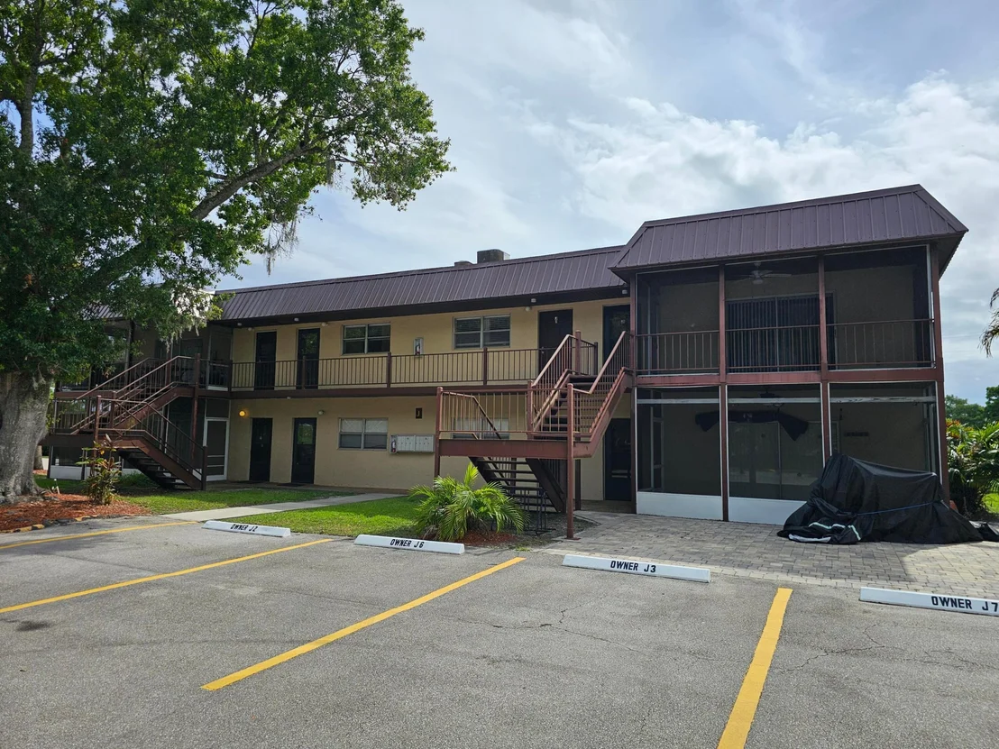Photo of Unit J8 at 3124 SE Us Highway 441
