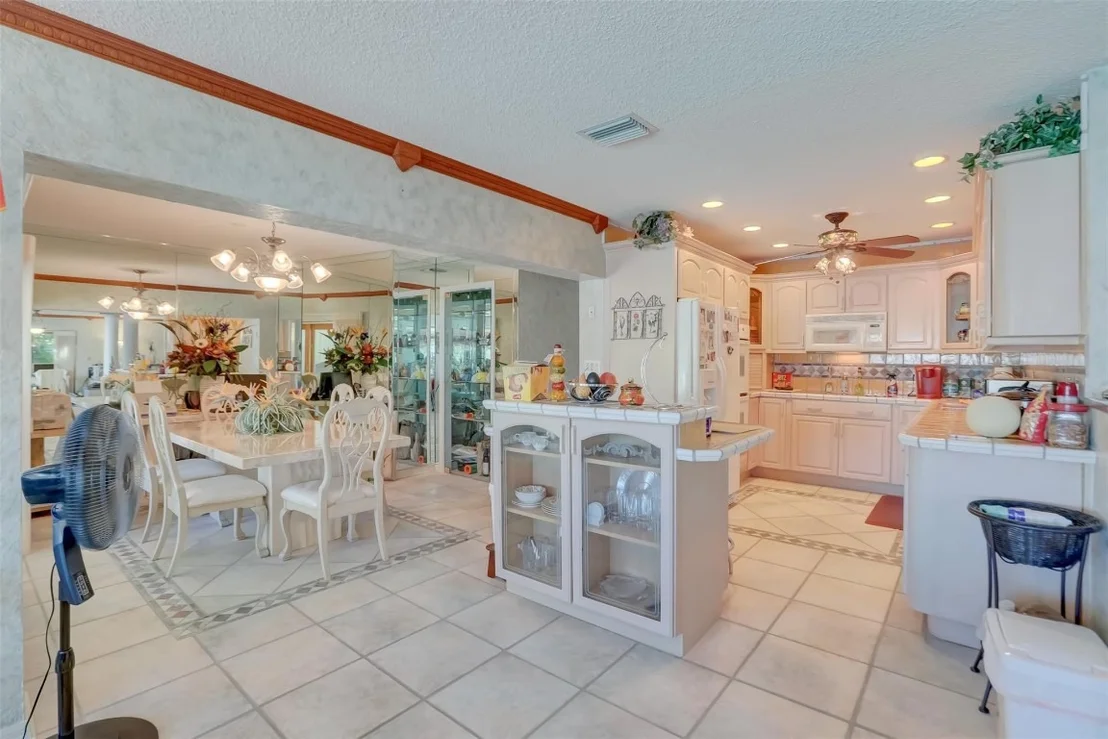 Photo of 305 S Riverside Drive