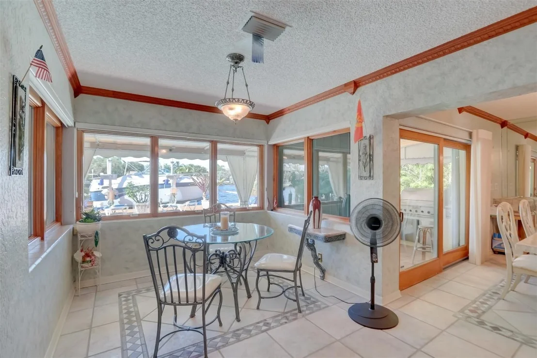 Photo of 305 S Riverside Drive