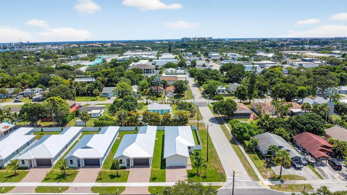 Photo of 611 N Loxahatchee Drive