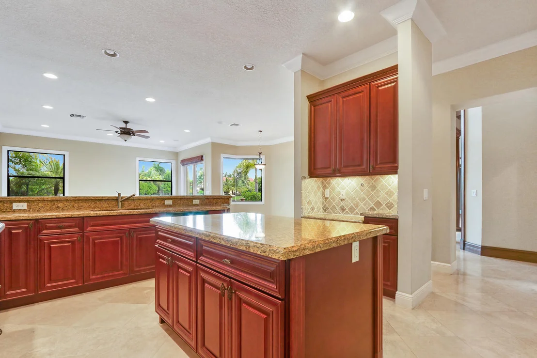 Photo of 10775 Versailles Boulevard