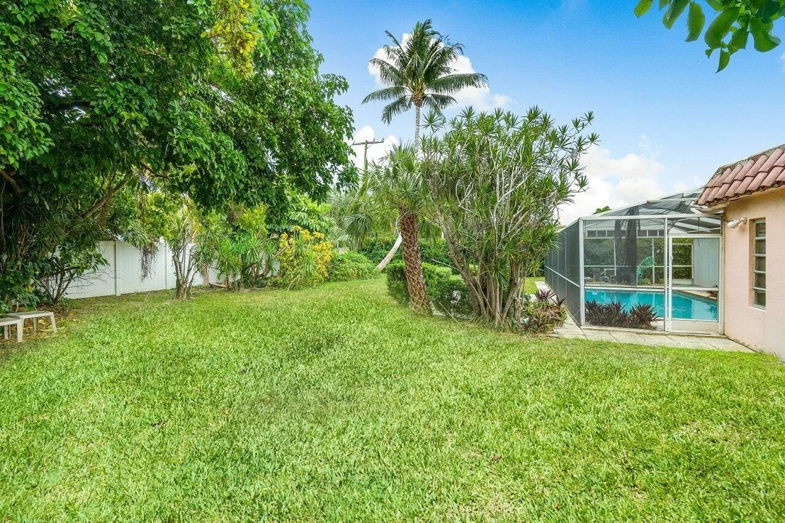 Photo of 1060 Spanish River Road
