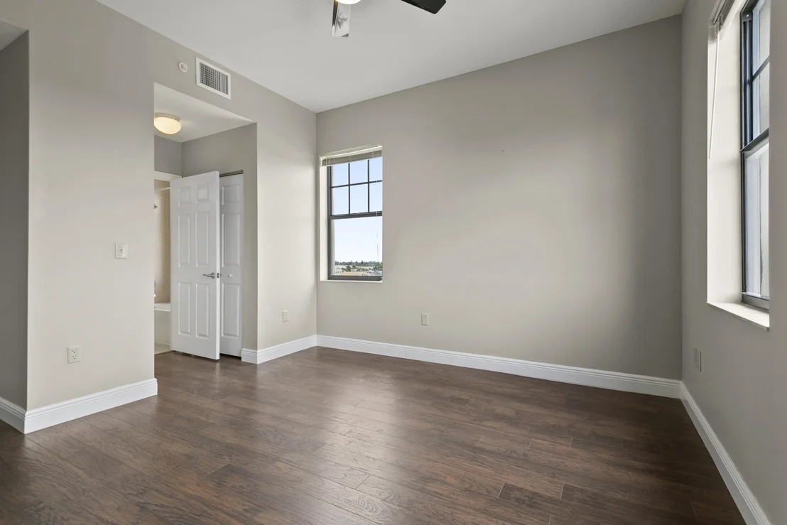 Photo of Unit 607 at 511 Lucerne Avenue
