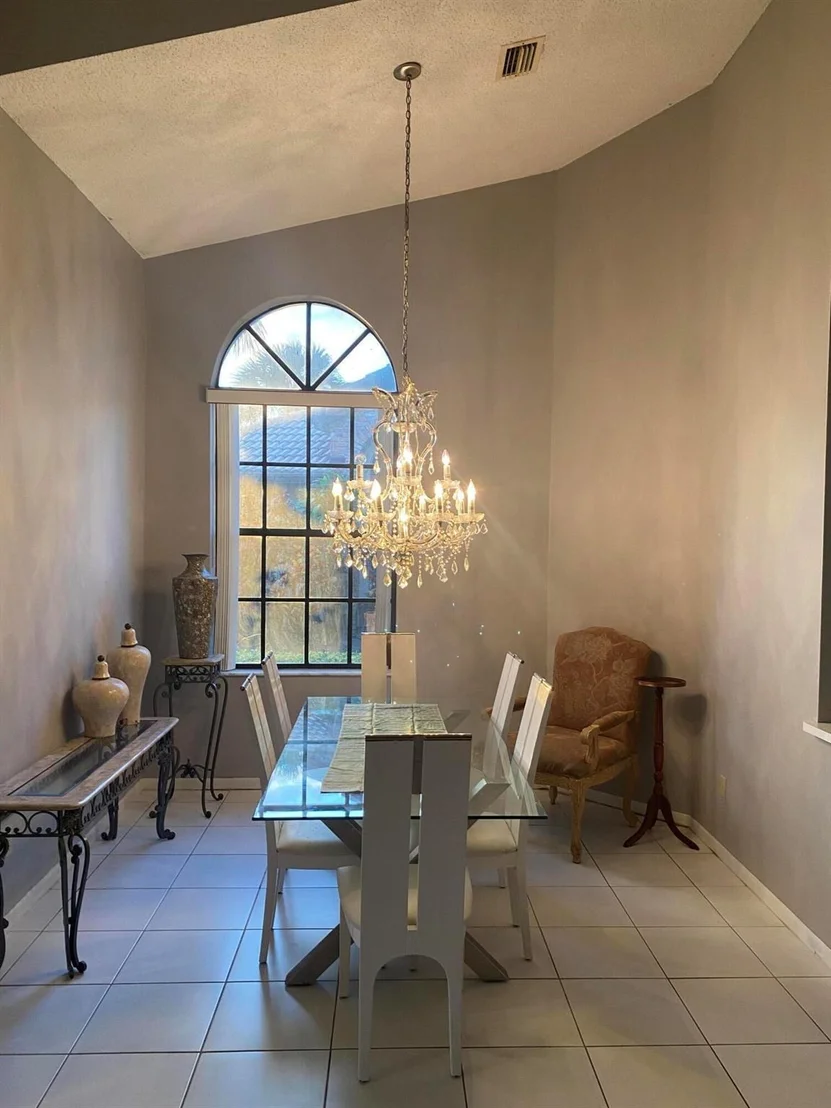 Photo of 7134 Le Chalet Boulevard
