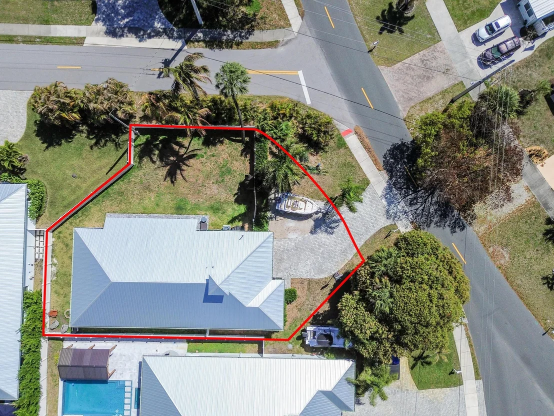 Photo of 443 SE Dolphin Drive