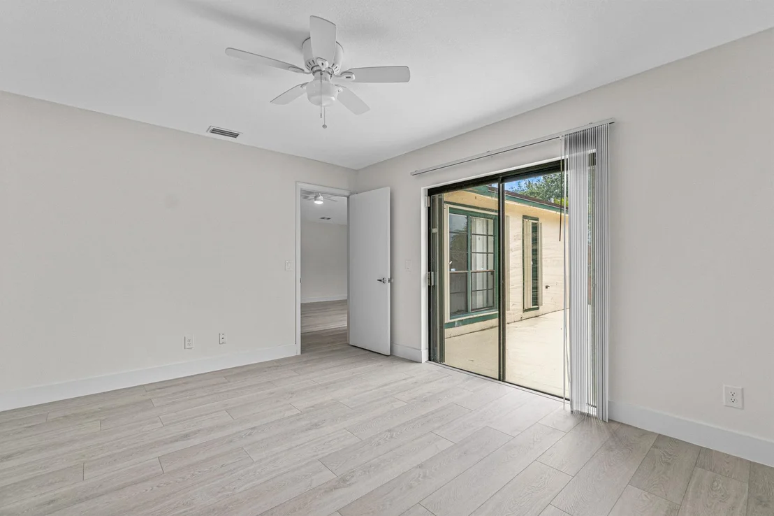 Photo of 1004 Manor Drive