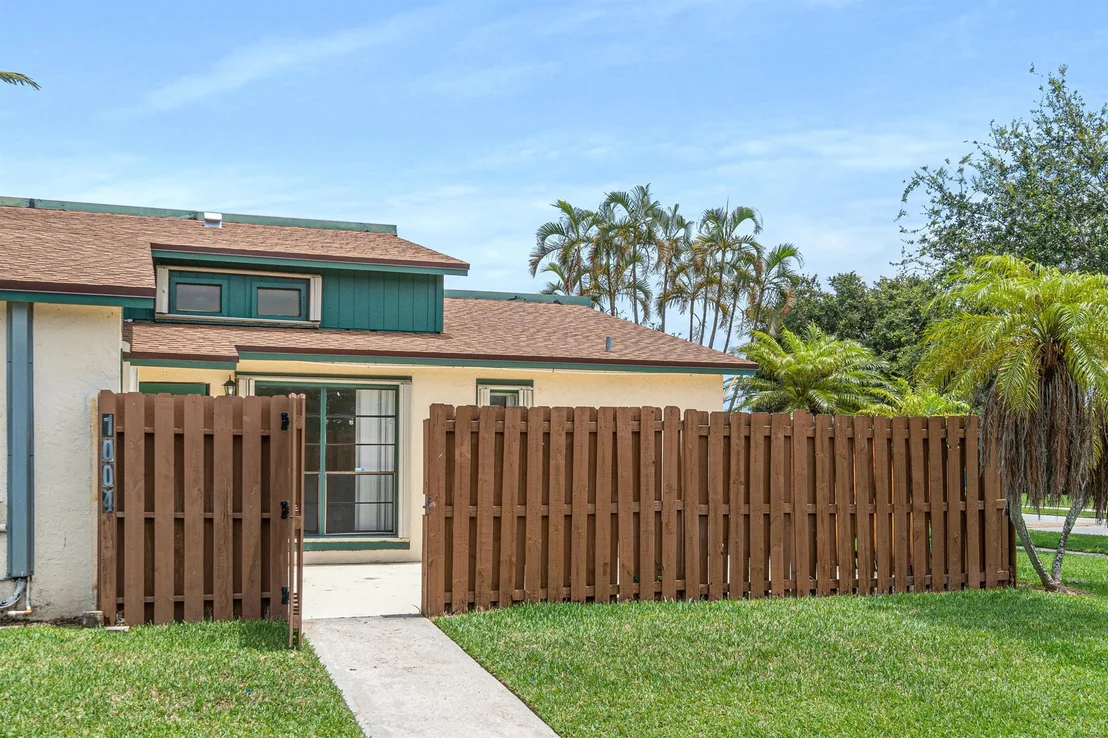 Photo of 1004 Manor Drive