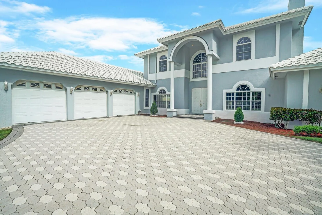 Photo of 2000 Henley Place