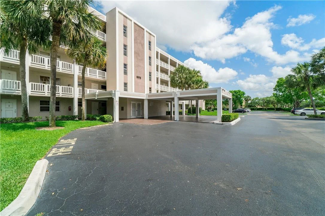 Photo of Unit 508 at 1075 RIVERSIDE Drive