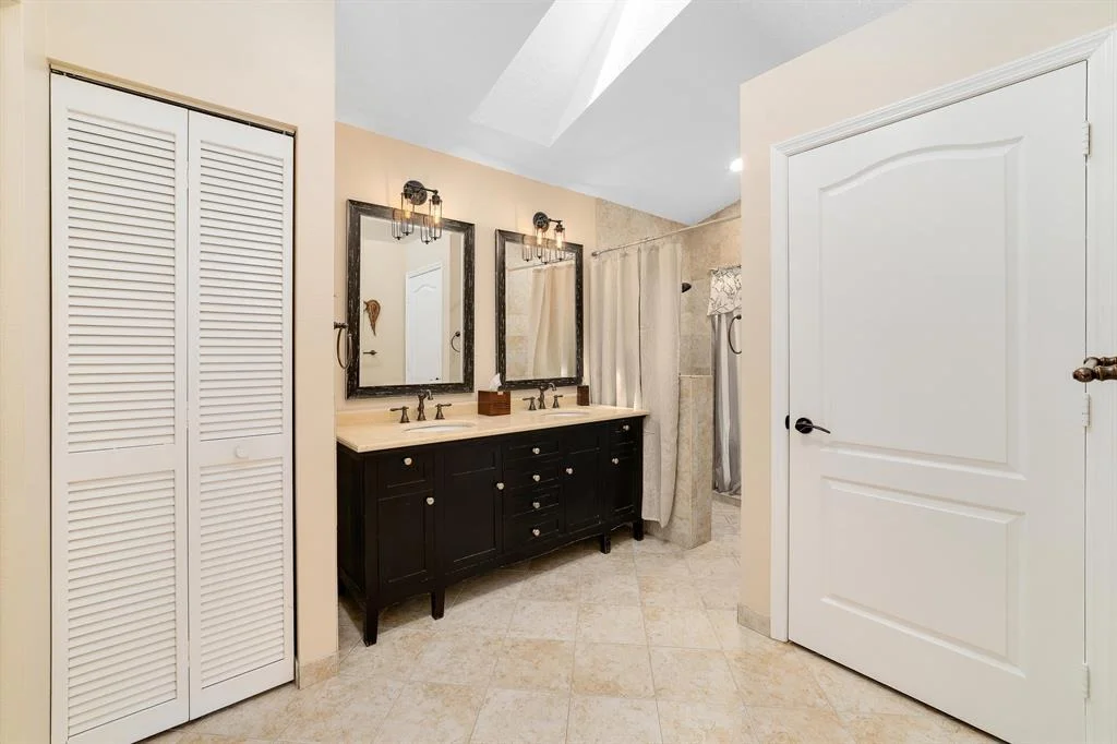 Photo of 930 Dickens Place