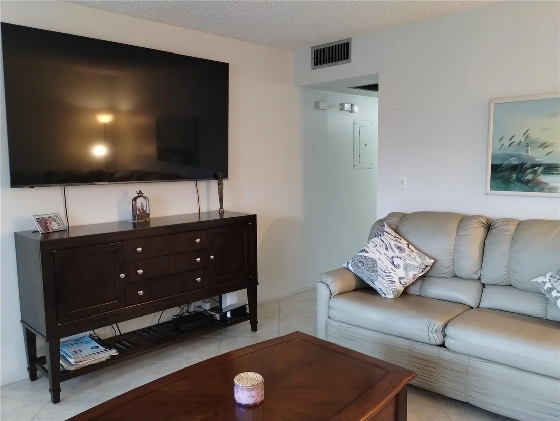 Photo of Unit H3 at 1905 Bermuda Circle