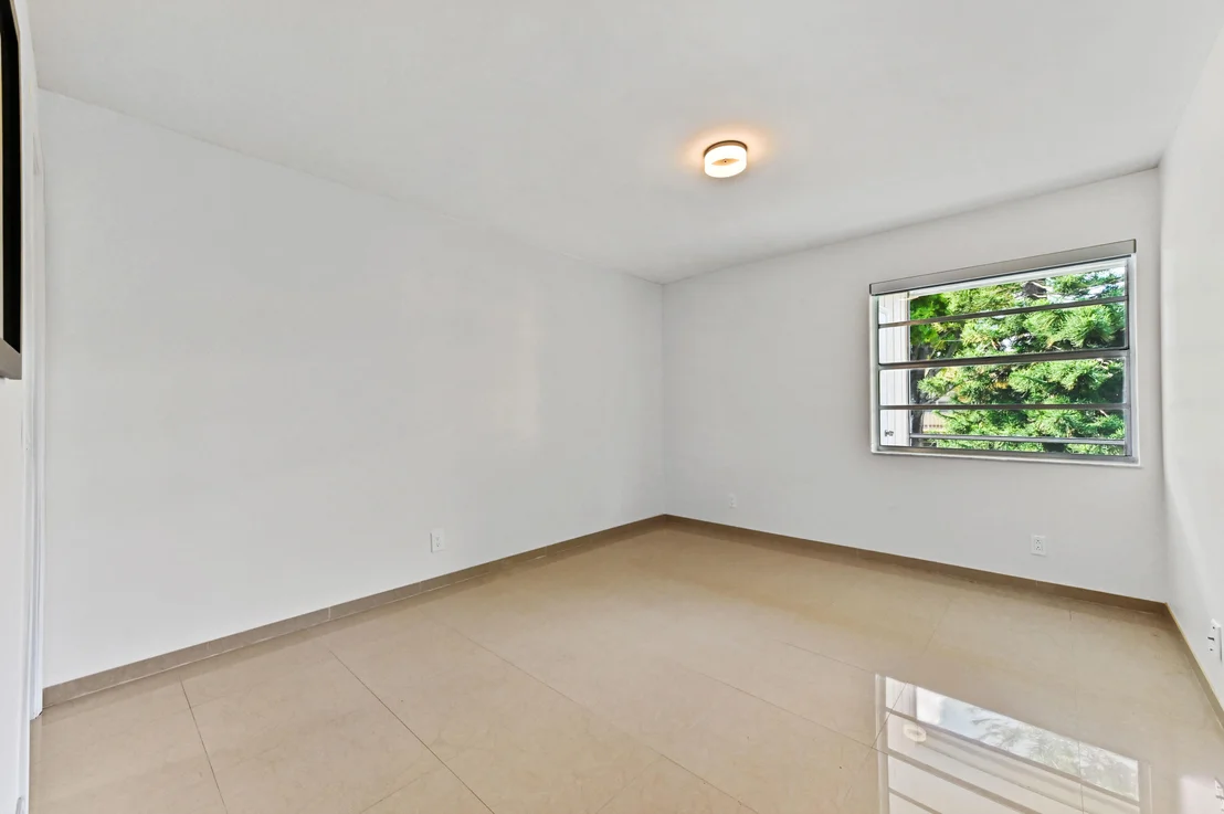 Photo of Unit J at 471 Capri