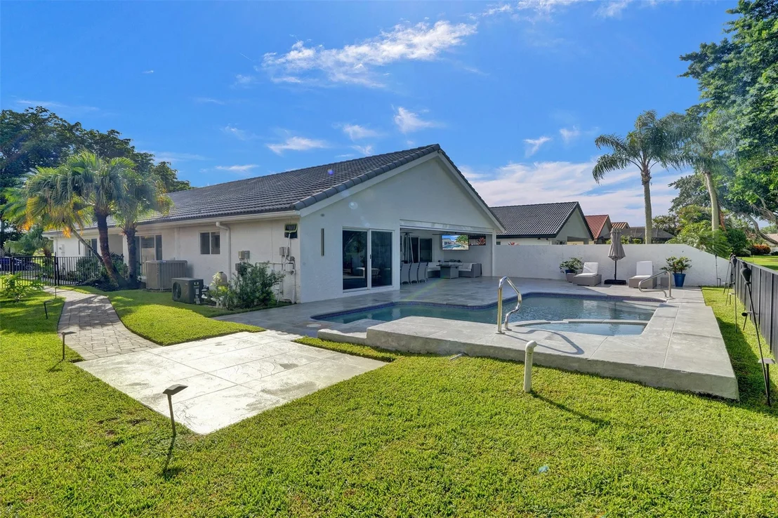 Photo of 11180 Clover Leaf Circle