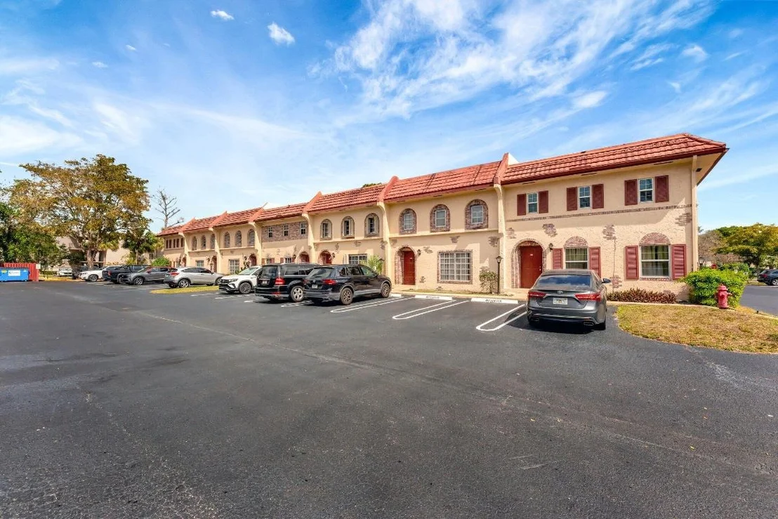 Photo of Unit D7 at 3058 Riverside Drive