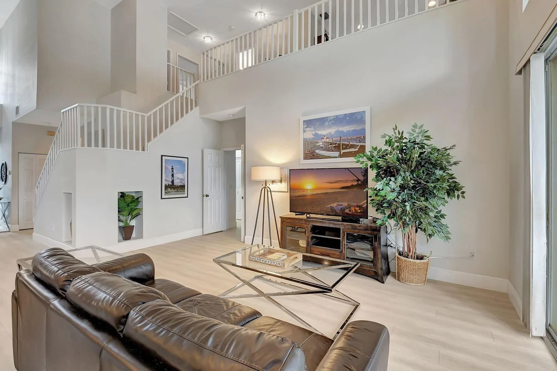 Photo of 7613 Charing Cross Lane