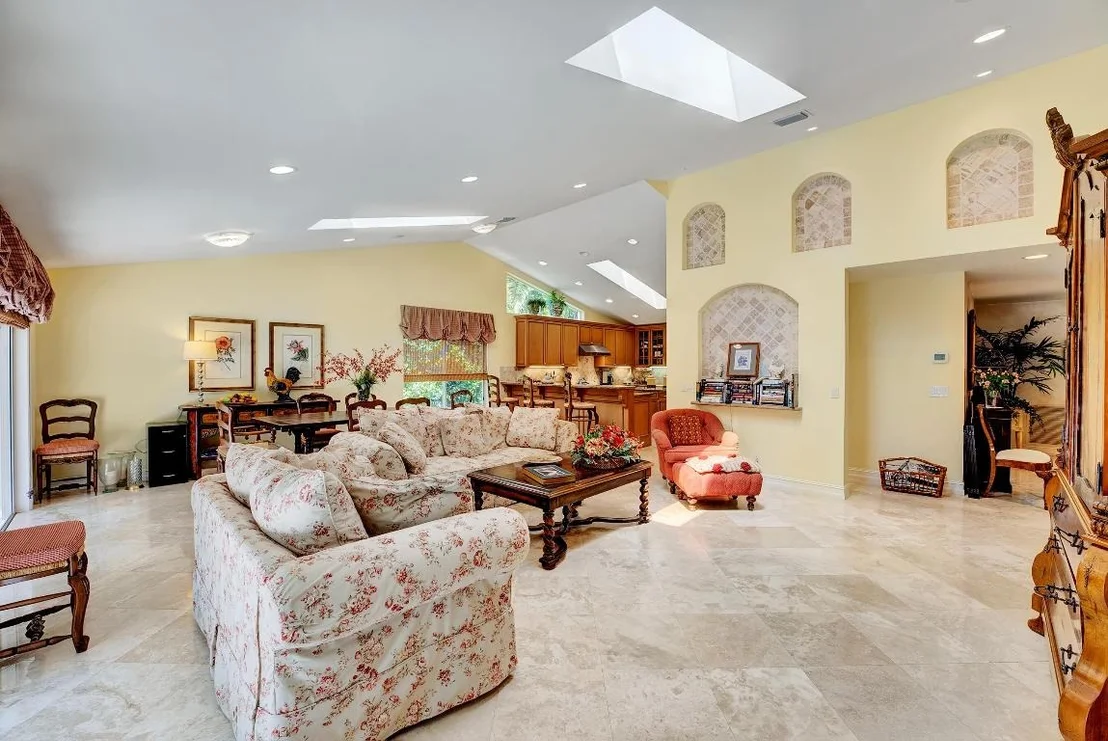 Photo of 4590 Live Oak Boulevard