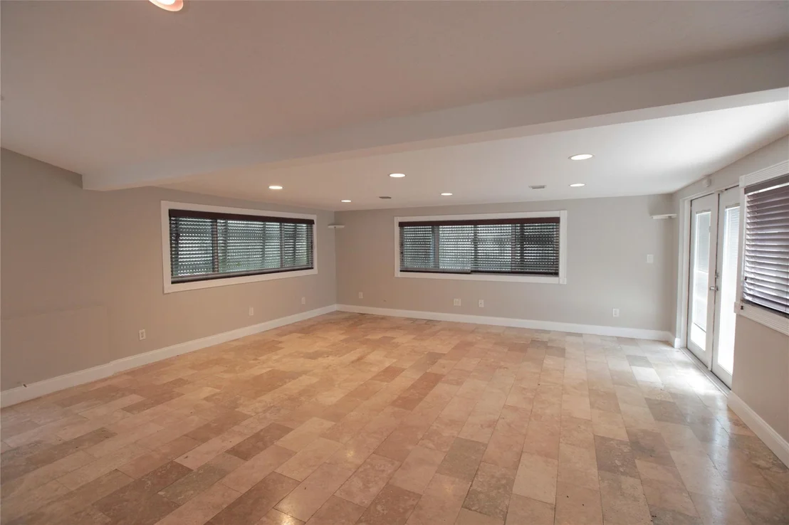 Photo of 305 Gulfstream Drive