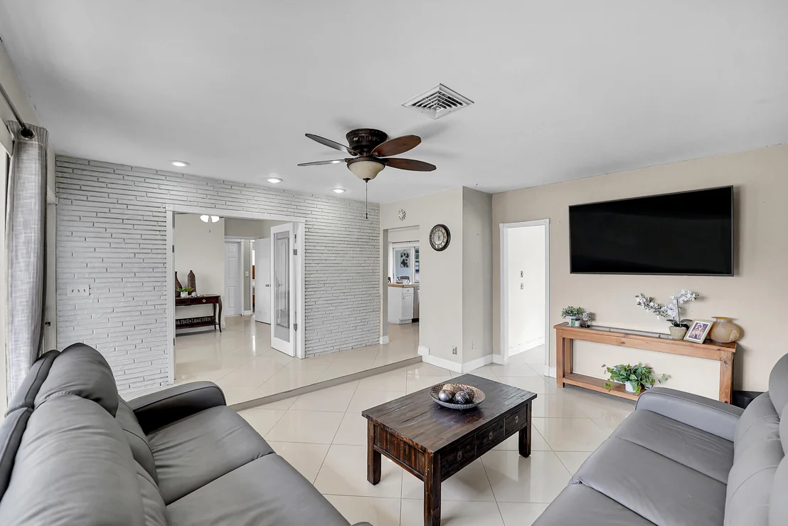 Photo of 555 NW 50TH Place