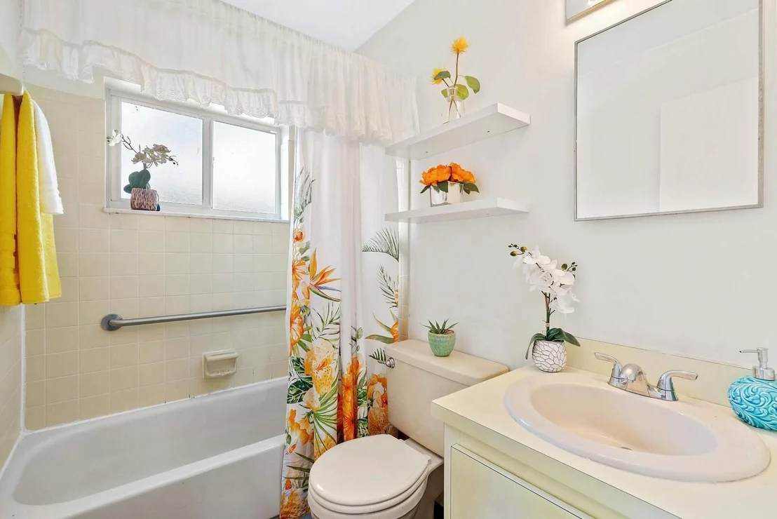 Photo of 4579 Addison Street