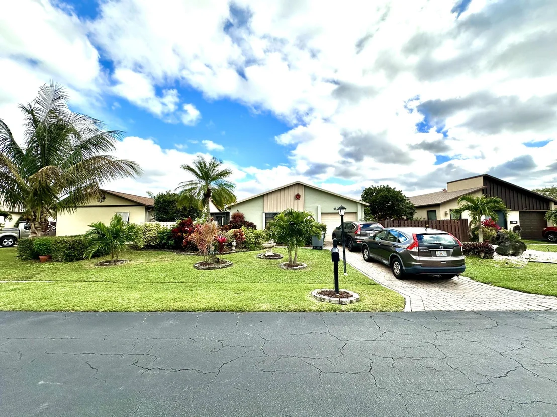 Photo of 5254 Mirror Lakes Boulevard