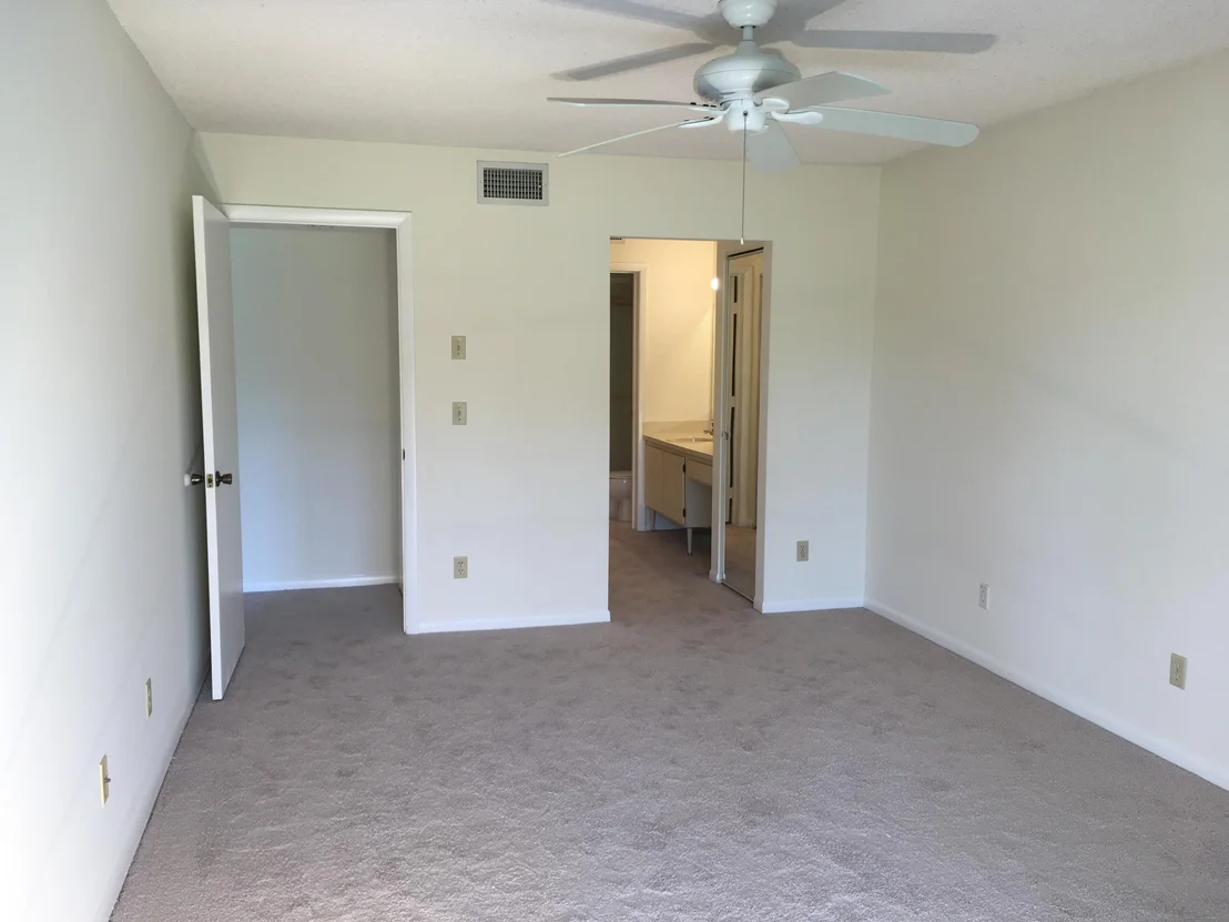 Photo of Unit E at 1001 Pinecrest Circle
