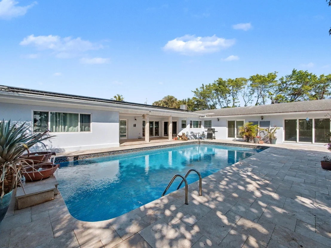 Photo of 618 Riverside Road
