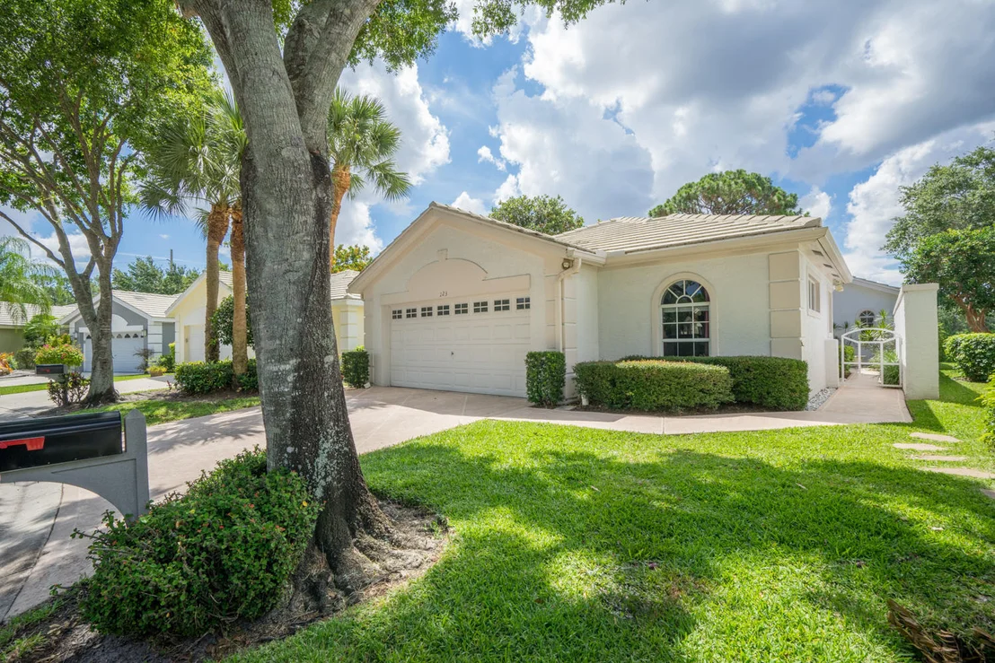 Photo of 123 Harbor Lake Circle