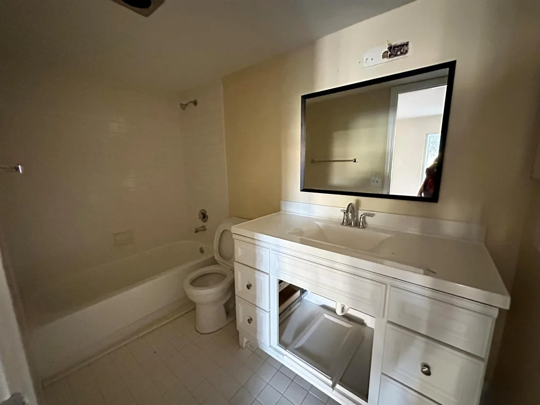 Photo of Unit E1 at 1904 Bermuda Circle