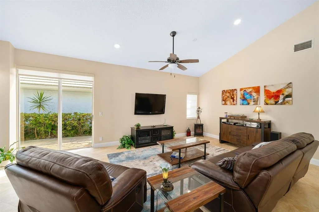Photo of 930 Dickens Place